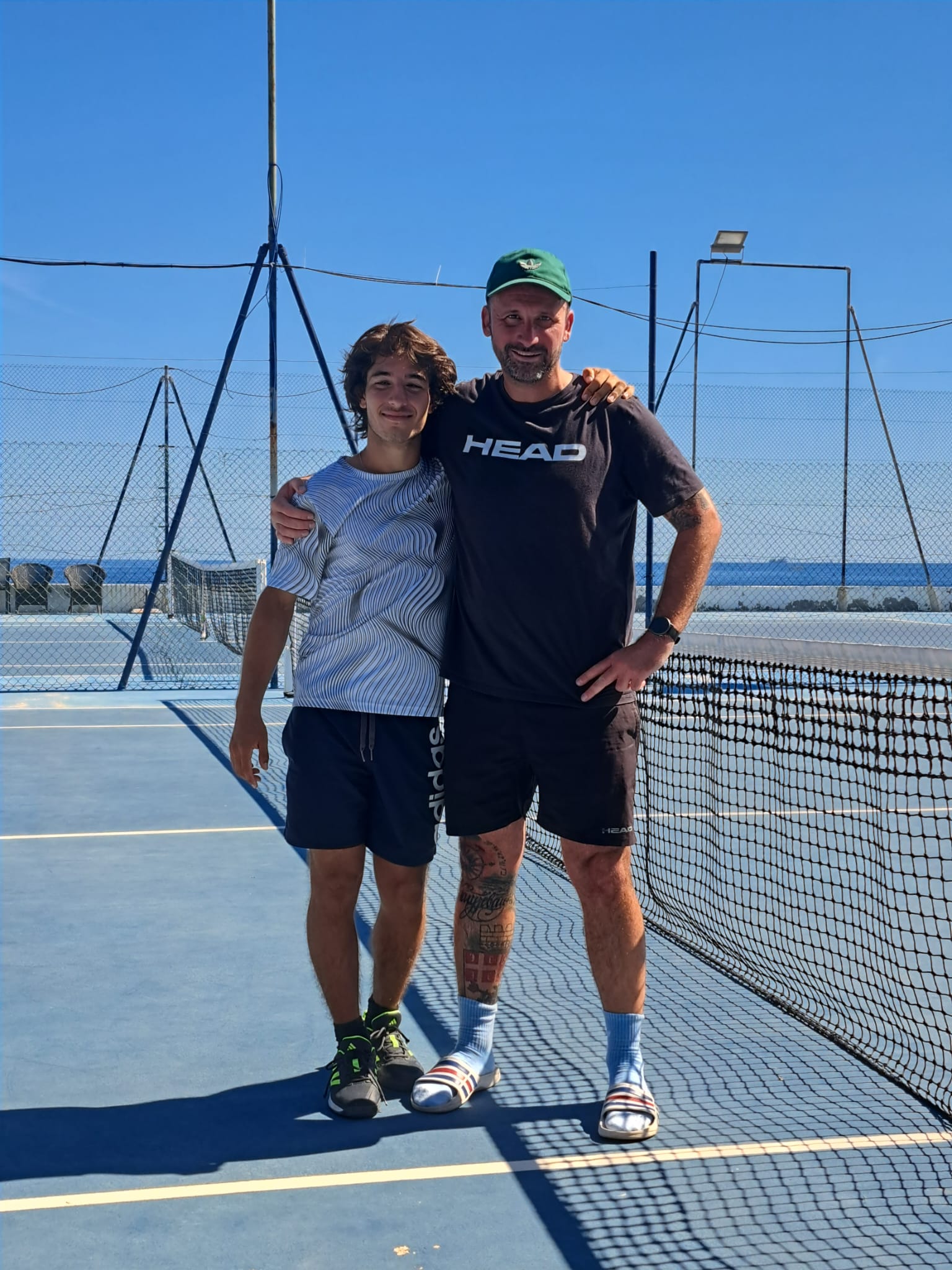 Marko mit einer weiteren Person am Tennisnetz